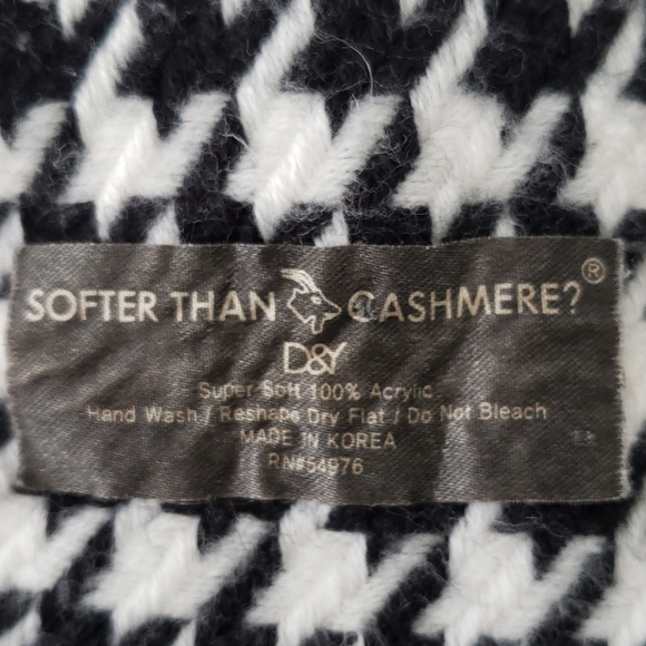 Bundle: AUGUST hat and D&Y scarf. ( only bundle of 3) - Picture 11 of 11